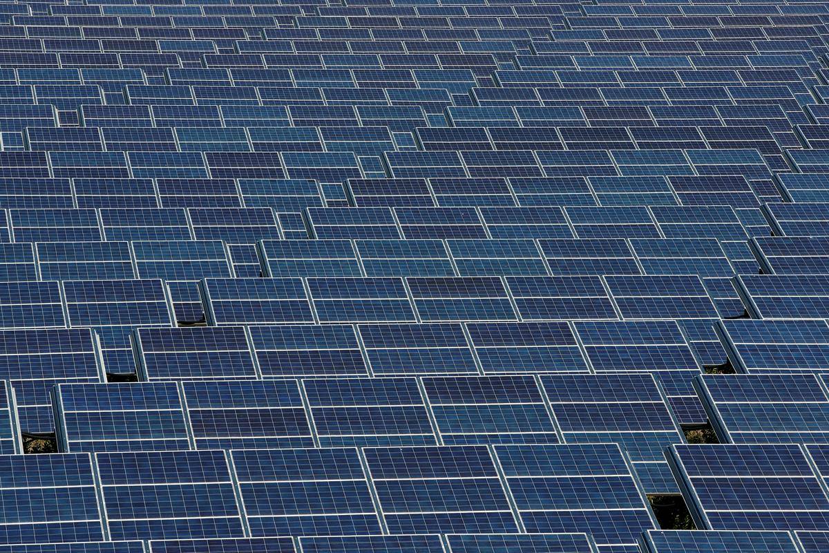 Uredba v delu glede obvezne postavitve sončnih elektrarn ne prinaša kazni, ne bodo pa investitorji mogli dobiti gradbenega dovoljenja za nove objekte, če določil uredbe ne bodo upoštevali. Foto: Reuters