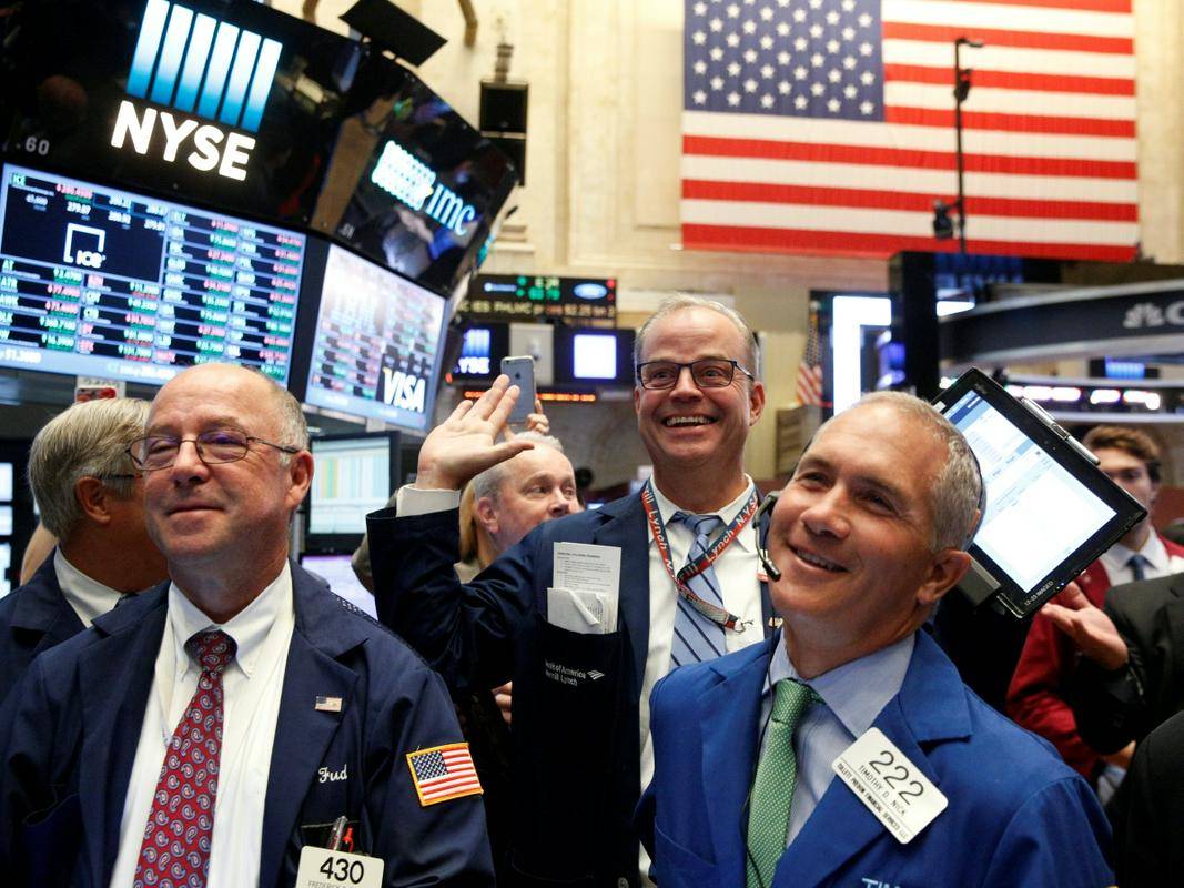 Wall Street ima spet razloge za dobro voljo. Vodilni delniški indeksi so že nadoknadili aprilske izgube in krenili proti rekordnim vrednostim. V New Yorku do zgodovinskih vrhov sicer še nekaj malega manjka, a vendarle – Dow Jones se je v petek zvišal že osmič zapored, do rekorda manjka le še 376 točk oziroma manj kot en odstotek. Foto: Reuters