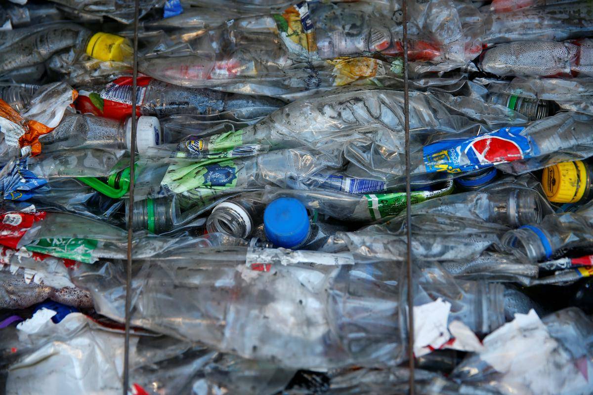 Pobudniki želijo doseči, da se plastenke ne odvržejo, temveč zbirajo. Foto: Reuters