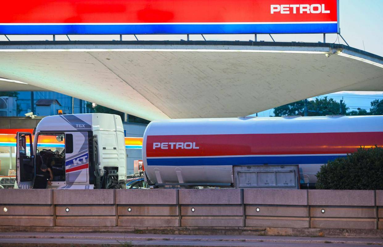 Skupina Petrol ima v lasti skoraj 600 bencinskih servisov in zaposluje nekaj manj kot 6000 ljudi. Foto: BoBo
