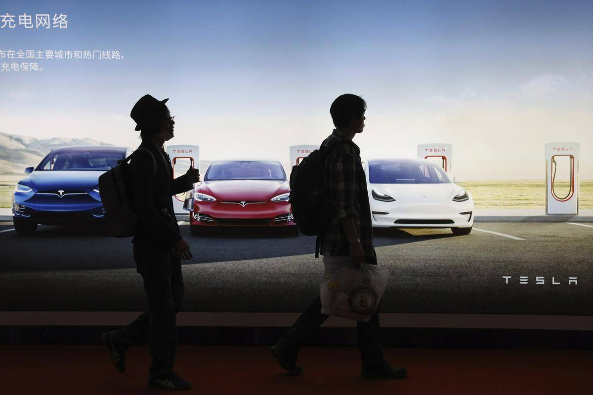 Dodatne ameriške dajatve bodo po navedbah analitikov verjetno okrepile kitajski izvoz električnih avtomobilov na druge trge, med drugim v EU. Foto: AP