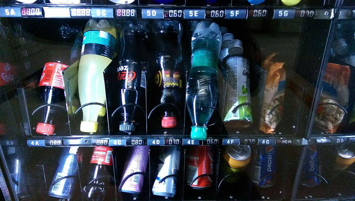 Avtomatom ne bo treba izdajati računov, bodo pa sladke pijače višje obdavčene. Foto: MMC RTV SLO