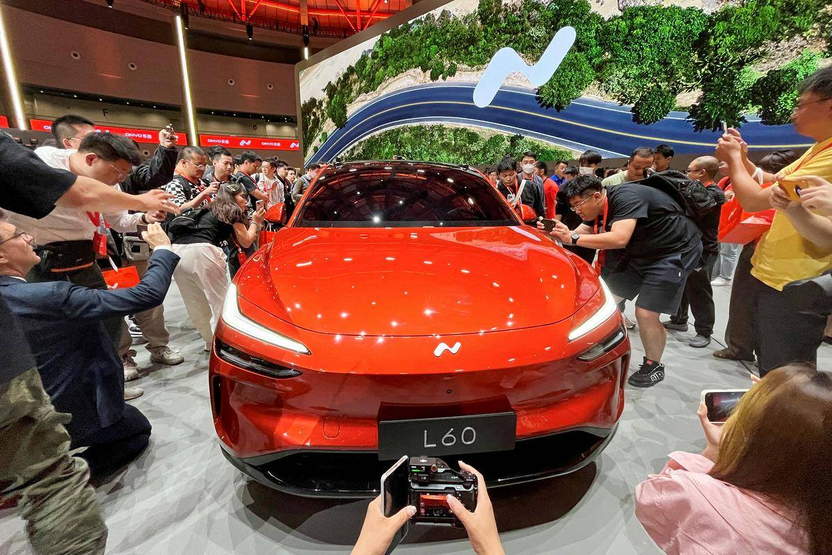 Na Kitajskem je približno sto proizvajalcev električnih avtomobilov in med večjimi družbami je tudi Nio, ki je maja na sejmu v Šanghaju predstavil svoj nov nizkocenovni model Onvo L60. Foto: Reuters