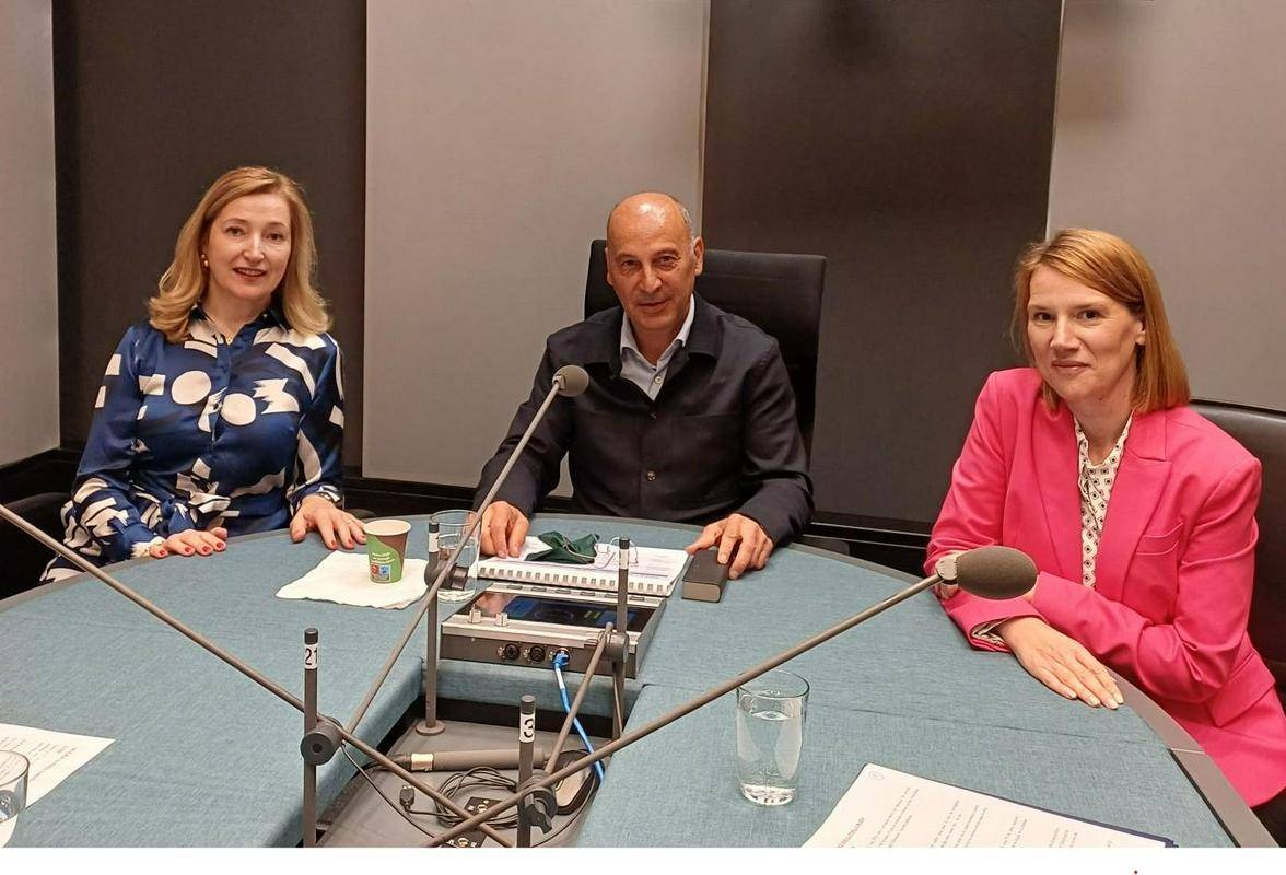 Urška Jereb in Urška Valjavec z gostom, Marjanom Batageljem. Foto: Radio Prvi