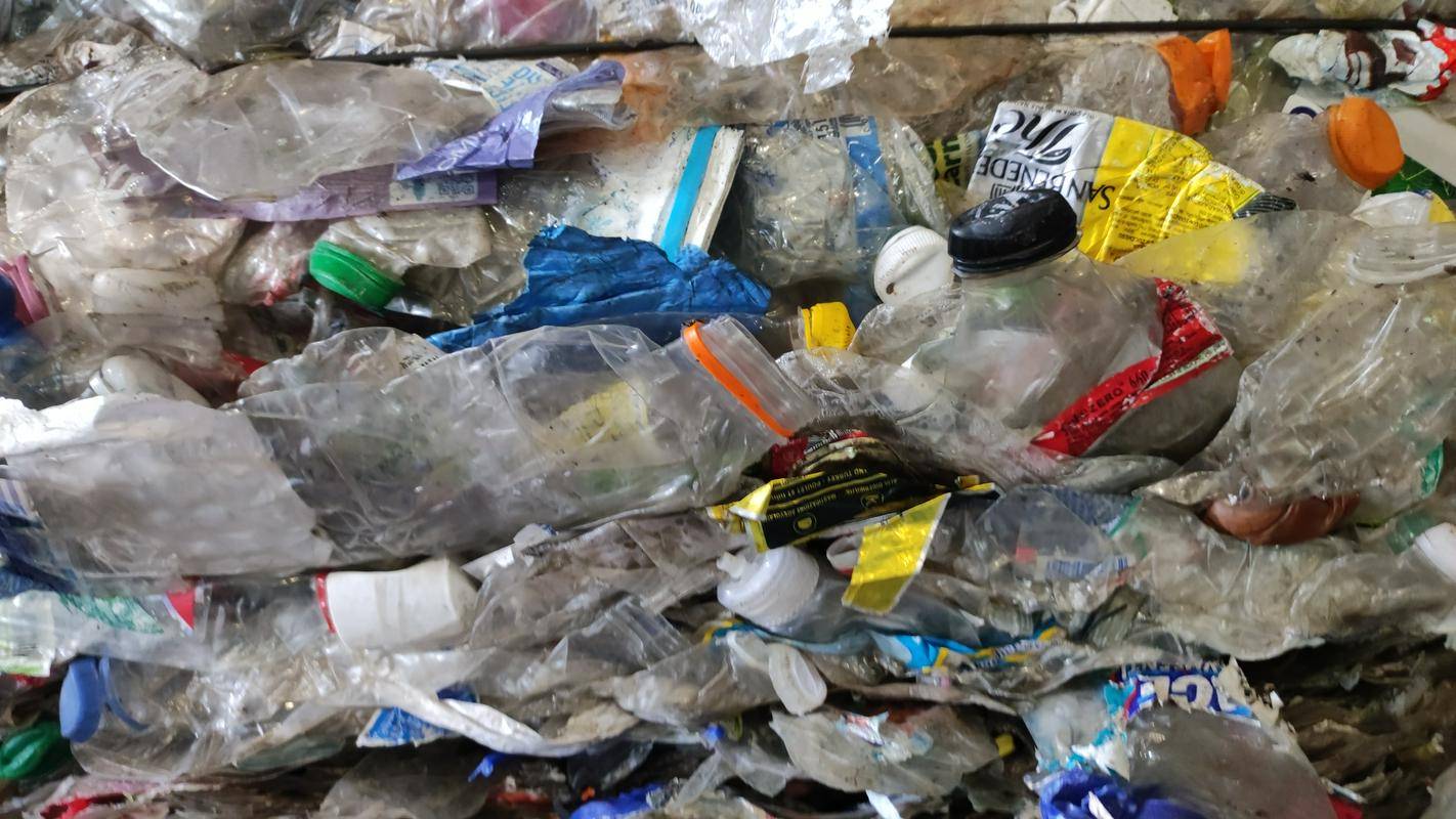 Na ministrstvu so ponovno analizirali podatke proizvajalcev plastenk pijač in predelovalcev odpadne embalaže ter proučili, ali bodo okoljski cilji, ki jih predvideva zakonodaja EU-ja, tudi doseženi. Foto: Val 202