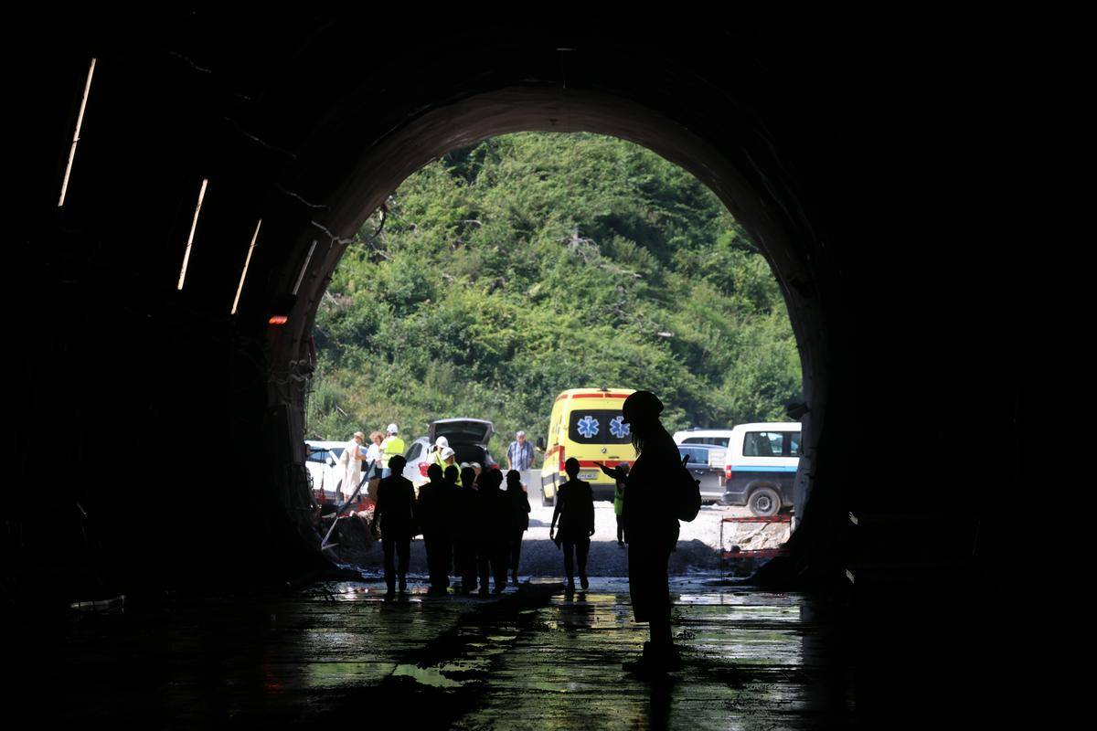 Skupno je bilo v treh letih izkopanih 37,4 kilometra predorskih cevi. Foto: BoBo/Borut Živulović