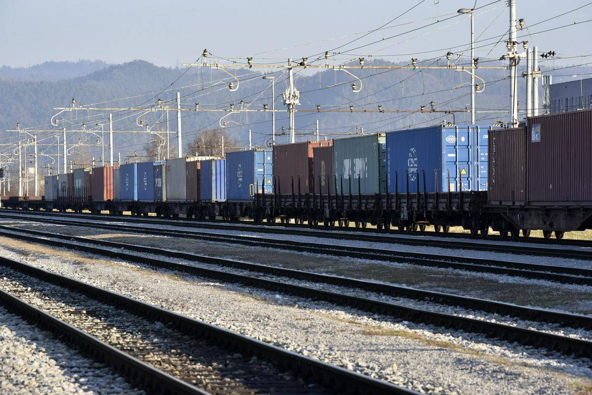 Lani je bilo po železnici v prevozu blaga opravljenih skupno 4629 milijonov tonskih kilometrov oz. šest odstotkov manj kot leto prej. Foto: BoBo