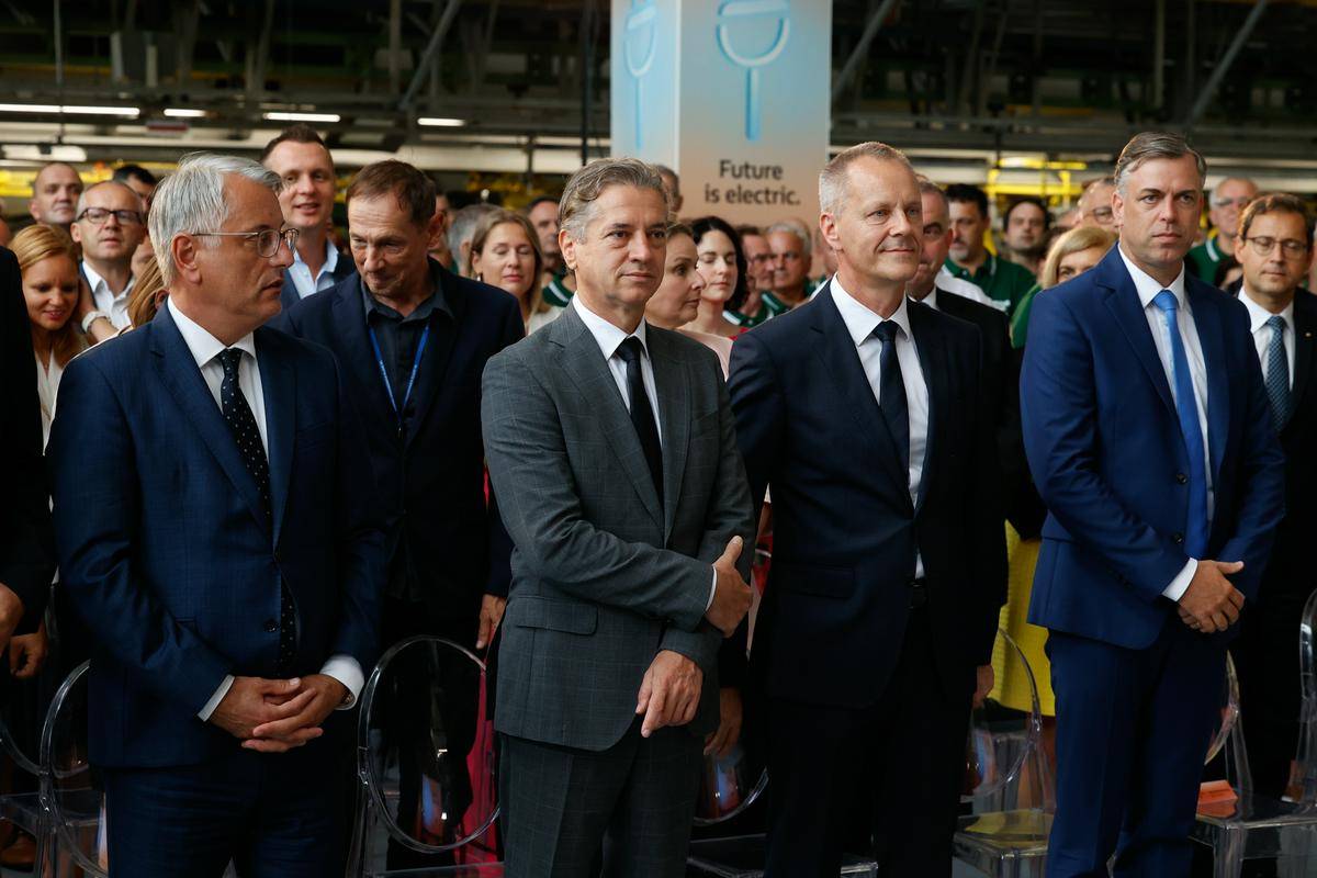 Premier Robert Golob je že pred podpisom memoranduma izrazil zadovoljstvo, da je Slovenija na tekmi za novo fazo pri Renaultovem prehodu v električno mobilnost premagala druge evropske lokacije. Podpisa memoranduma so se med drugim udeležili (od leve proti desni) gospodarski minister Matjaž Han, premier Golob, predsednik uprave Revoza Jože Bele in novomeški župan Gregor Macedoni. Foto: BoBo