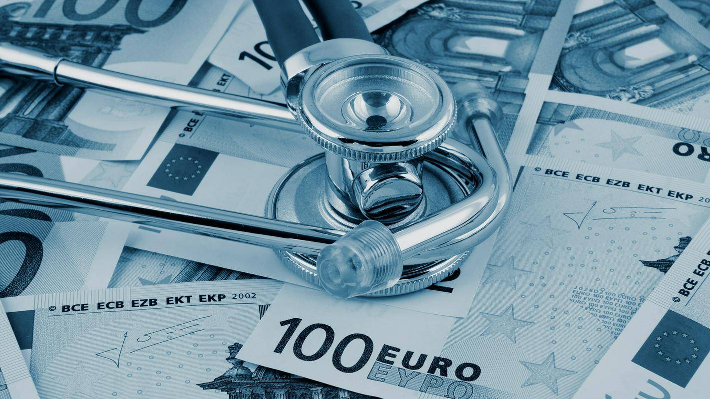 Uredbo, s katero je določila najvišjo ceno premije dopolnilnega zdravstvenega zavarovanja, je vlada izdala 14. aprila lani. Mesečna premija tako od 1. maja 2023 ni smela presegati 35,67 evra. Foto: MMC RTV SLO/Shutterstock